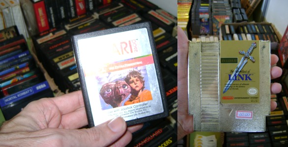E.T., o jogo que quase arruinou a indústria do videogame nos anos 80, à venda no saldão por apenas vinte pratas! Ao lado, Zelda II, a "ovelha negra" da série, por mais vinte pratas! Com apenas quarenta mangos, o sujeito pode afundar até um titanic gamer!