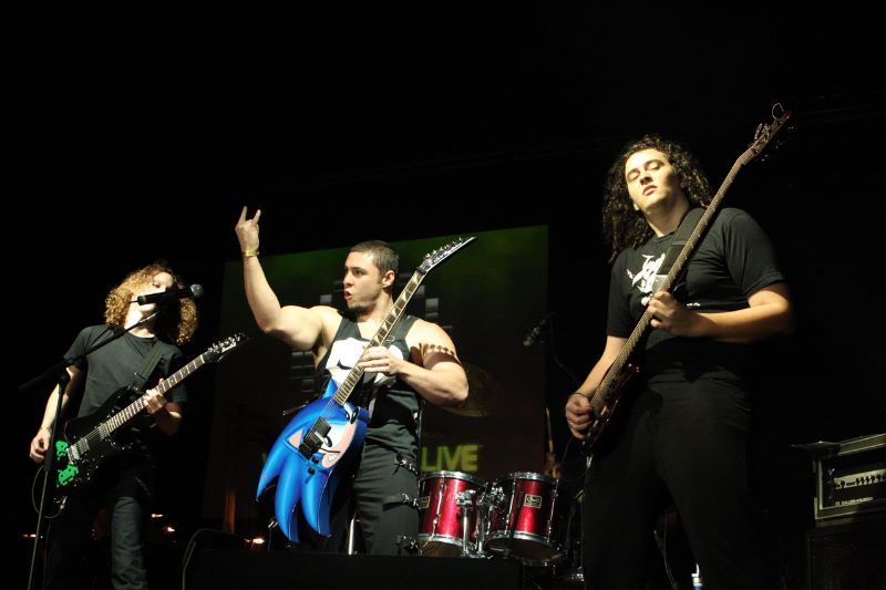 Aqui no Gagá Games nós somos todos uns tremendos puxa-sacos do MegaDriver. Não só a banda bota para quebrar tocando versões metaleiras de músicas de jogos clássicos, como o guitarrista...