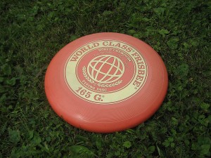 Um Frisbee fabricado pela Wham-O