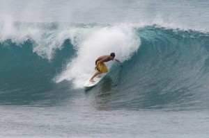 Surfista em Oahu North Shore.